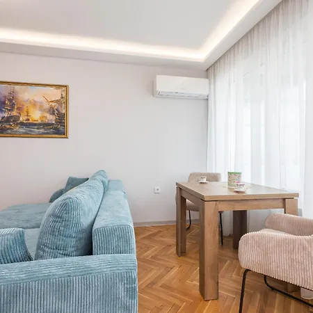 Cozy Chic Flat Stylish Center