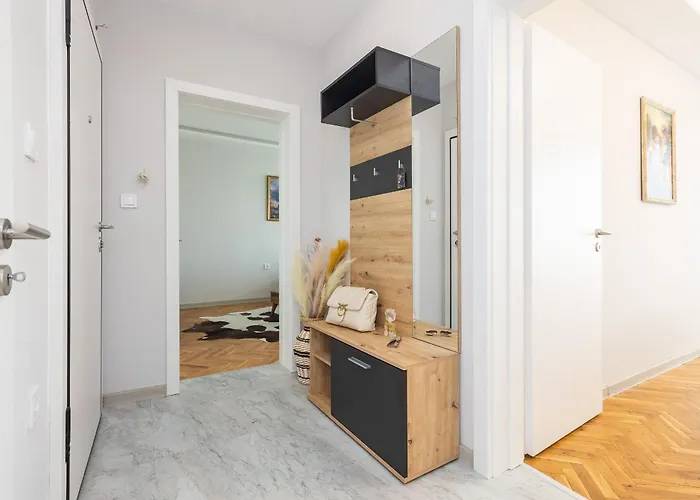 Cozy Chic Flat Stylish Center Апартамент Варна