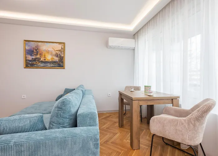 Cozy Chic Flat Stylish Center