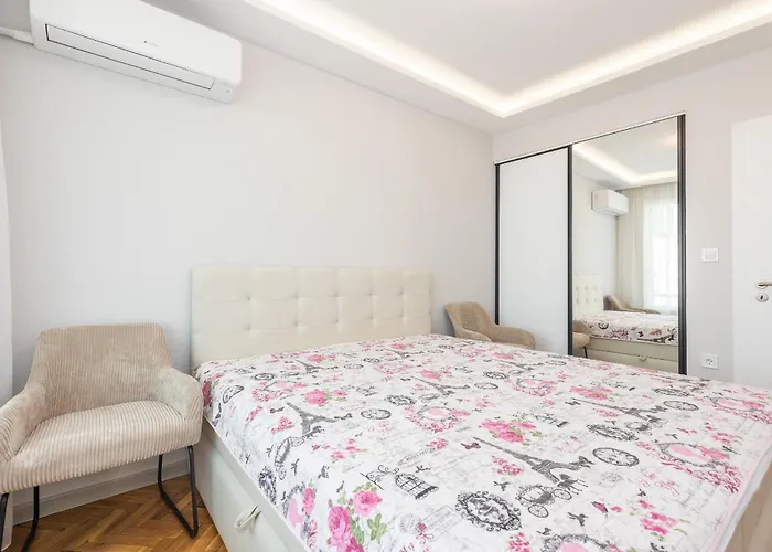 Апартамент Cozy Chic Flat Stylish Center *