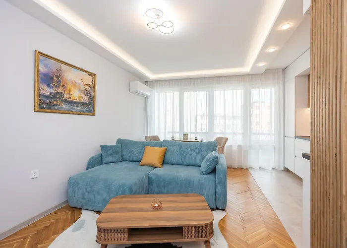 Апартамент Cozy Chic Flat Stylish Center